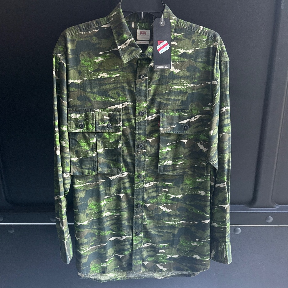 Levi’s Button Down Camo Long Sleeve oversized Small